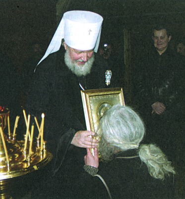 Митр. Кирилл благословляет наместника мон-ря в урочище Ганина Яма (под Екатеринбургом). 23 дек. 2001 г.