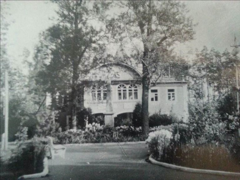 Боярские ворота до реконструкции. На переднем плане просматривается обелиск. Вид с севера. Послевоенное фото