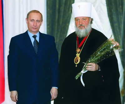 Президент РФ В. В. Путин и председатель ОВЦС МП митр. Смоленский и Калининградский Кирилл после вручения митр. Кириллу ордена 