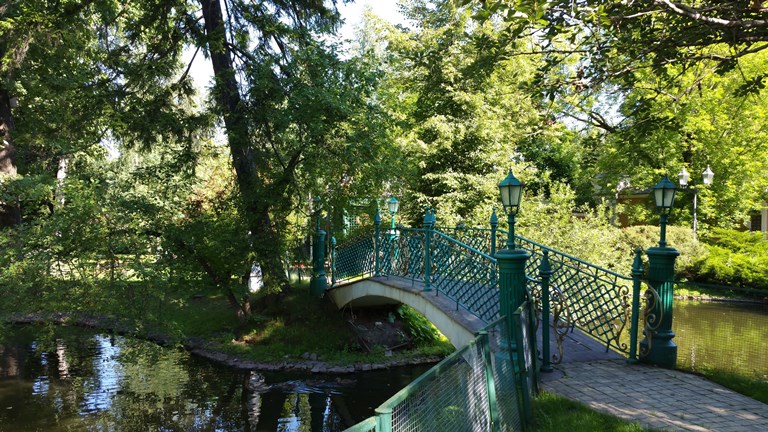 Мостик через пруд в усадьбе Боде-Колычевых, сегодня резиденции Святейшего Патриарха. Фото 2017 г.