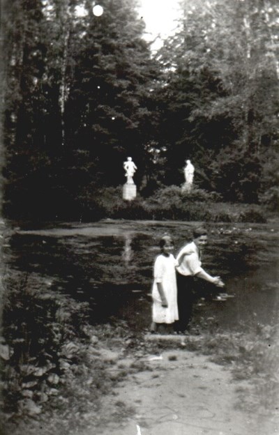 Пруд в усадьбе Боде-Колычевых. Фото 1920-х гг.