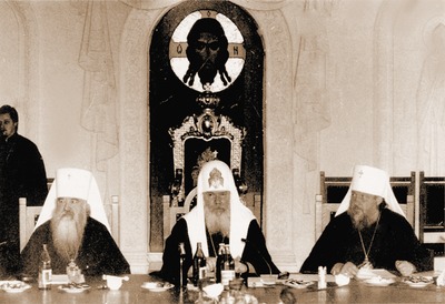 Патриарх Алексий II, митр. Смоленский и Калининградский Кирилл и митр. Крутицкий и Коломенский Ювеналий на переговорах в Свято-Даниловом мон-ре. Москва. 1 окт. 1993 г. 