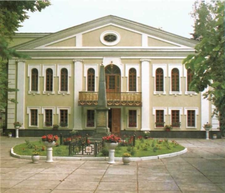 Обелиск Колычевых перед резиденцией Святейшего Патриарха. 1970-е гг.